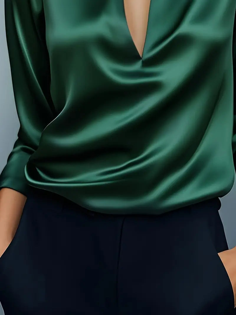 Blusa de mujer: manga larga, cuello camisero y escote en V