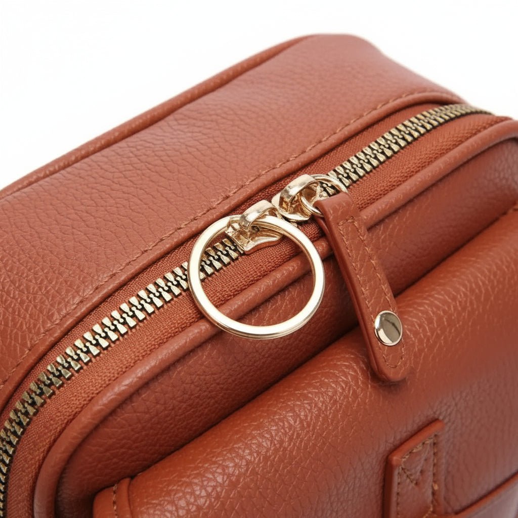 Dámská kompaktní kožená crossbody kabelka se zamykatelnými zipy