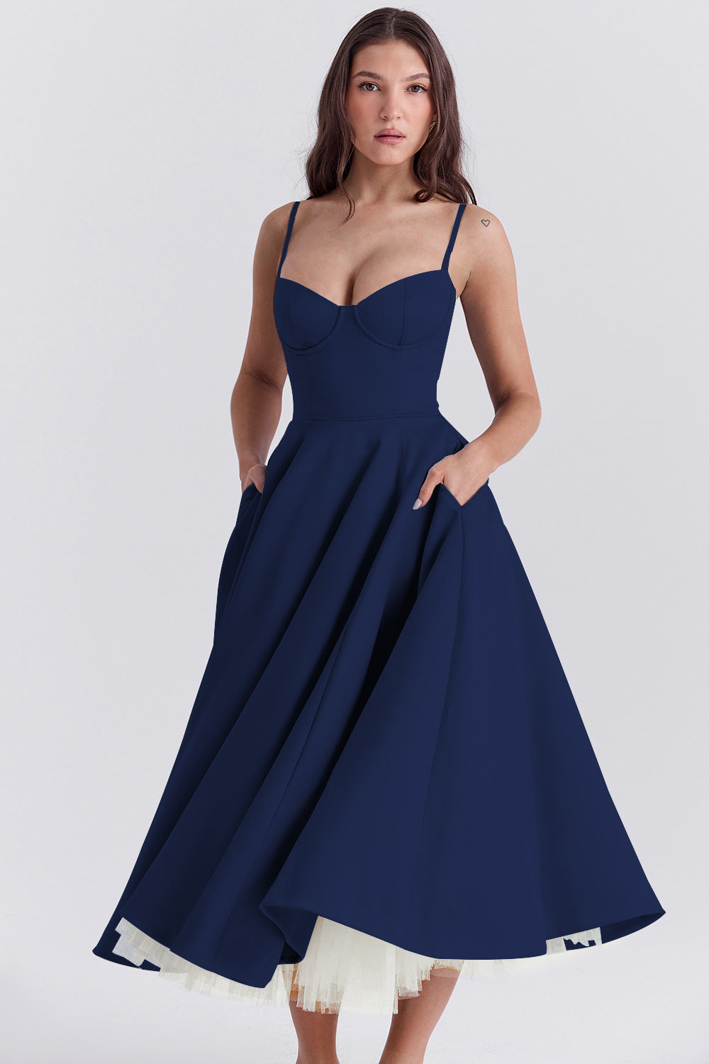 Abito midi da donna con bustino e tasche
