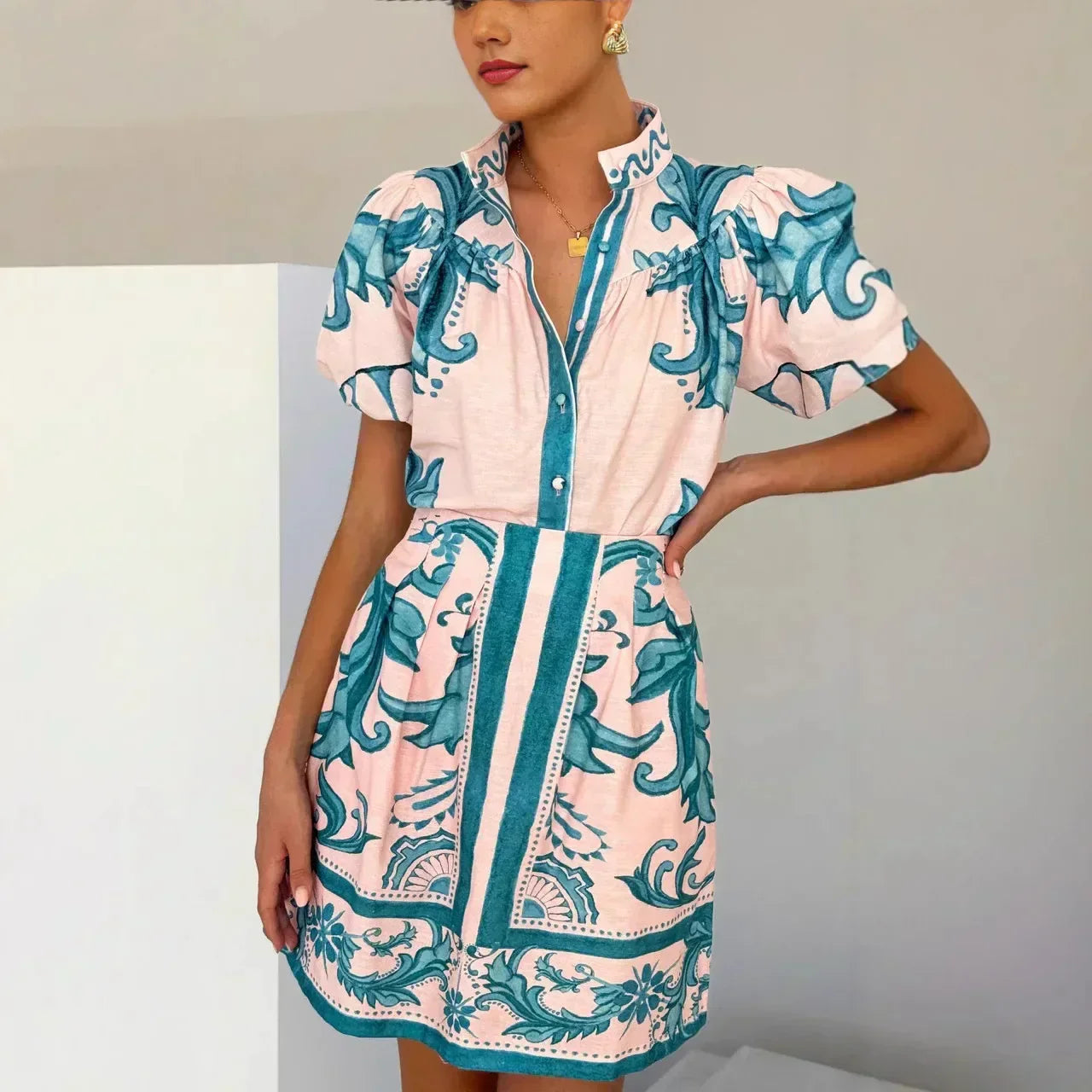 Miniabito estivo da donna con maniche a palloncino e motivo floreale