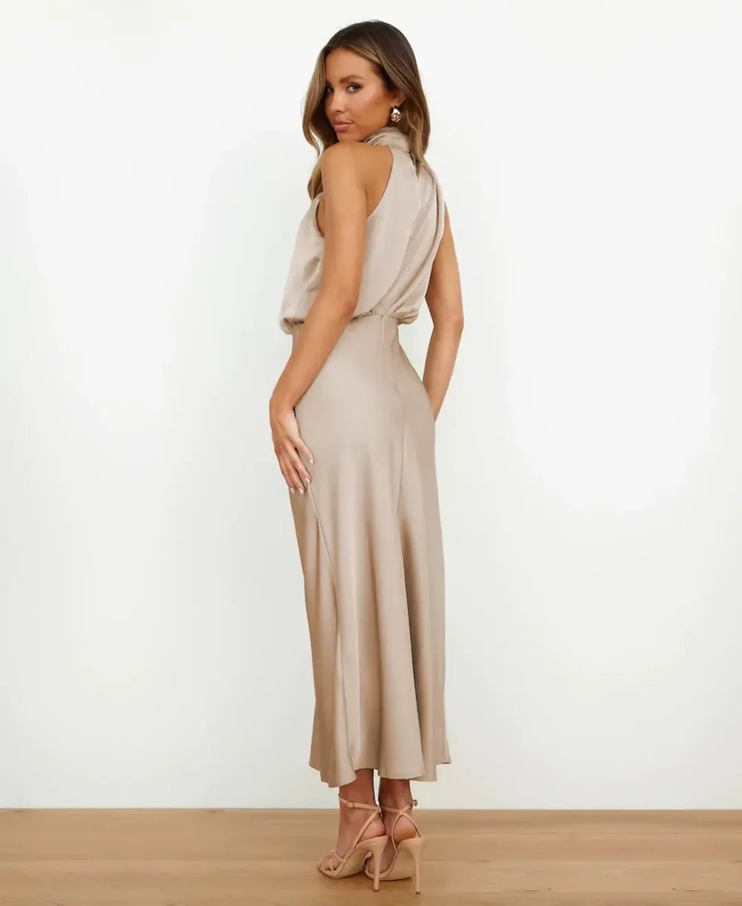 Sophie - Robe midi élégante en satin à dos nu