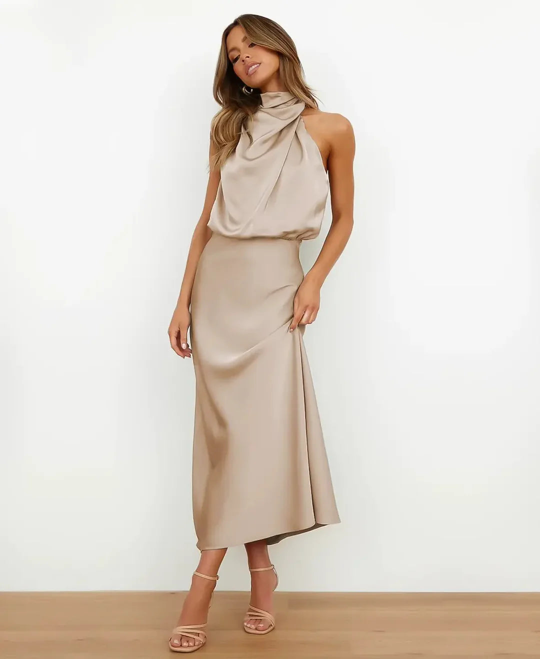 Sophie - Robe midi élégante en satin à dos nu