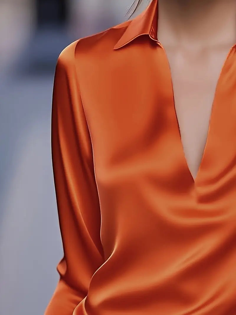 Blusa de mujer: manga larga, cuello camisero y escote en V