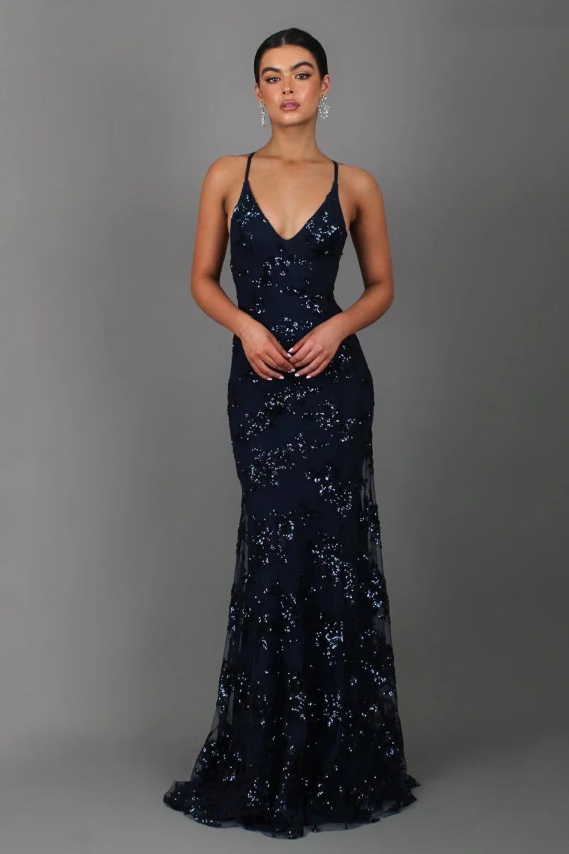 Nora – bodenlanges Abendkleid mit Paillettenstickerei, tiefem Rückenausschnitt und Spaghettiträgern