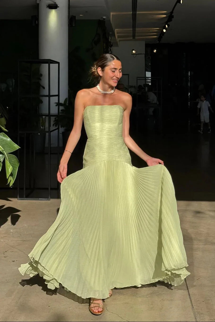 Thea - Abito lungo a pieghe verde da donna
