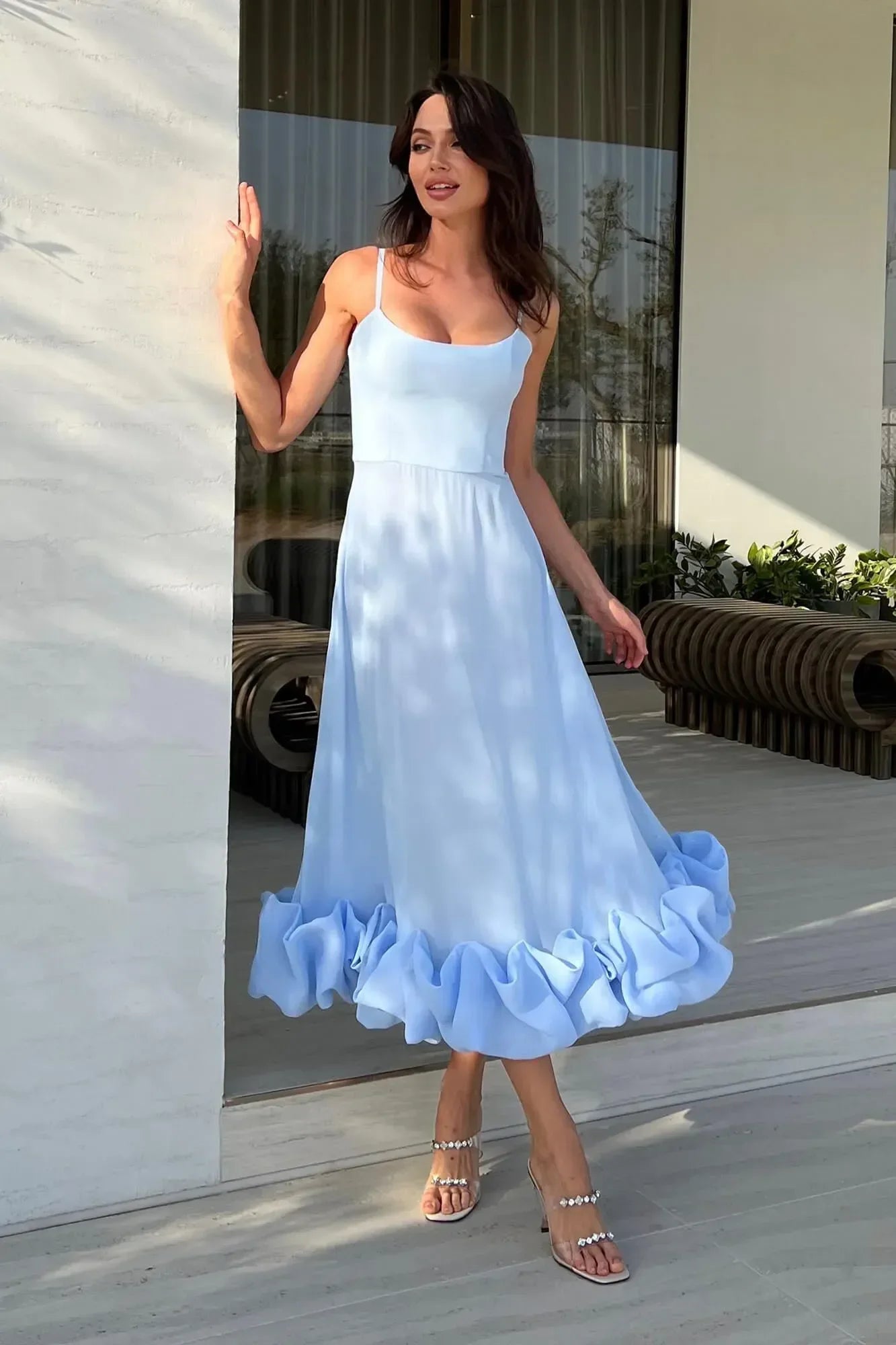 Abito midi da donna senza maniche con volant