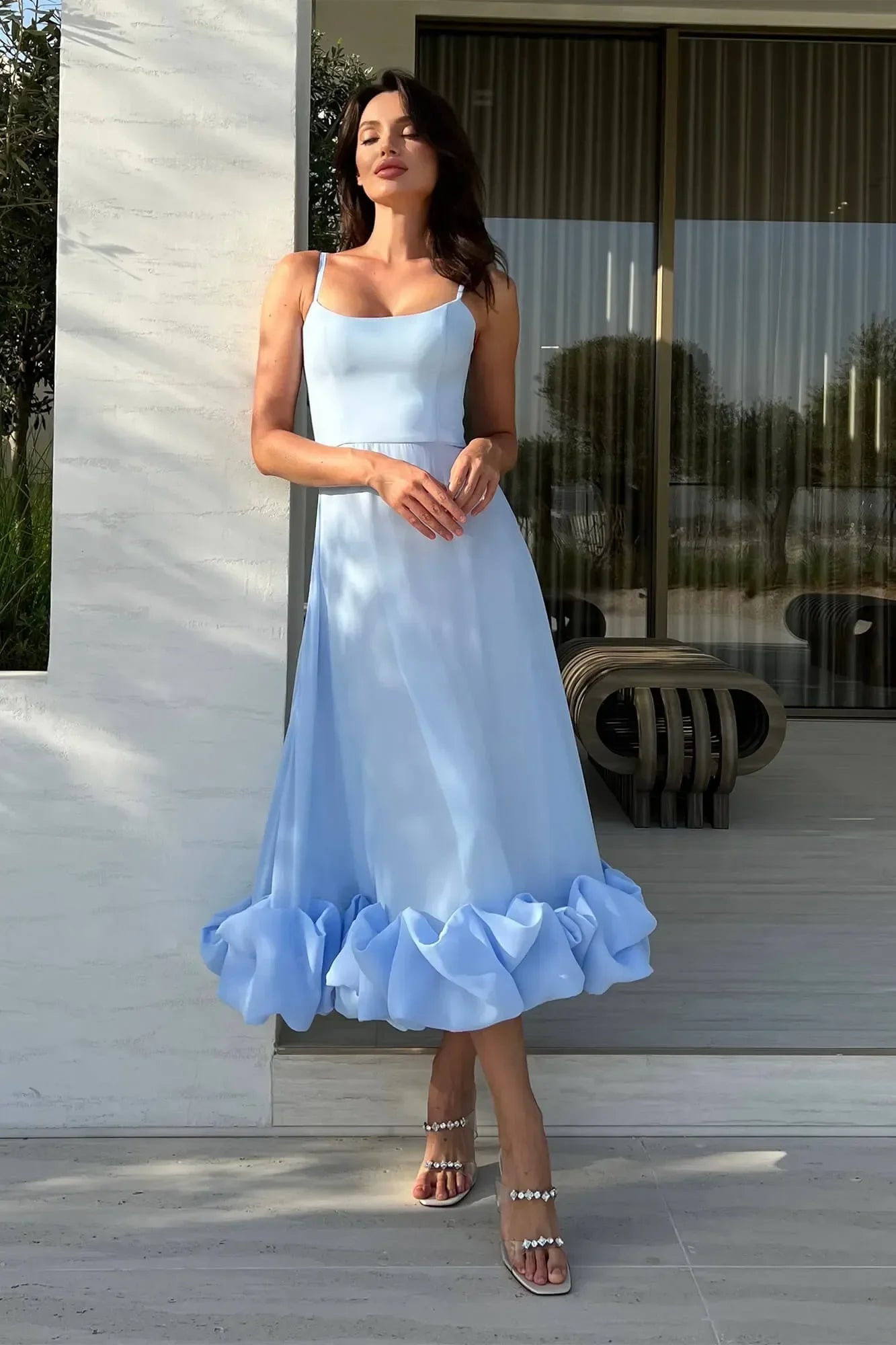 Abito midi da donna senza maniche con volant