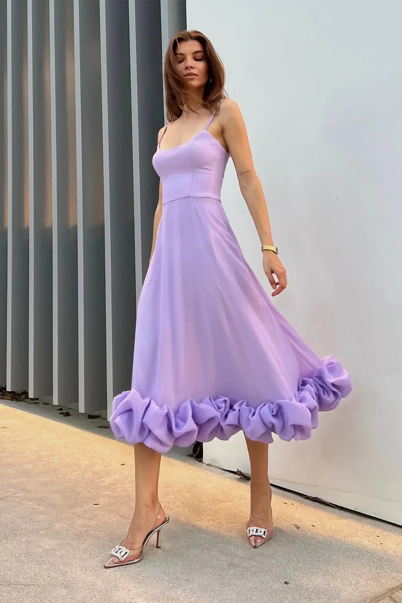 Abito midi da donna senza maniche con volant