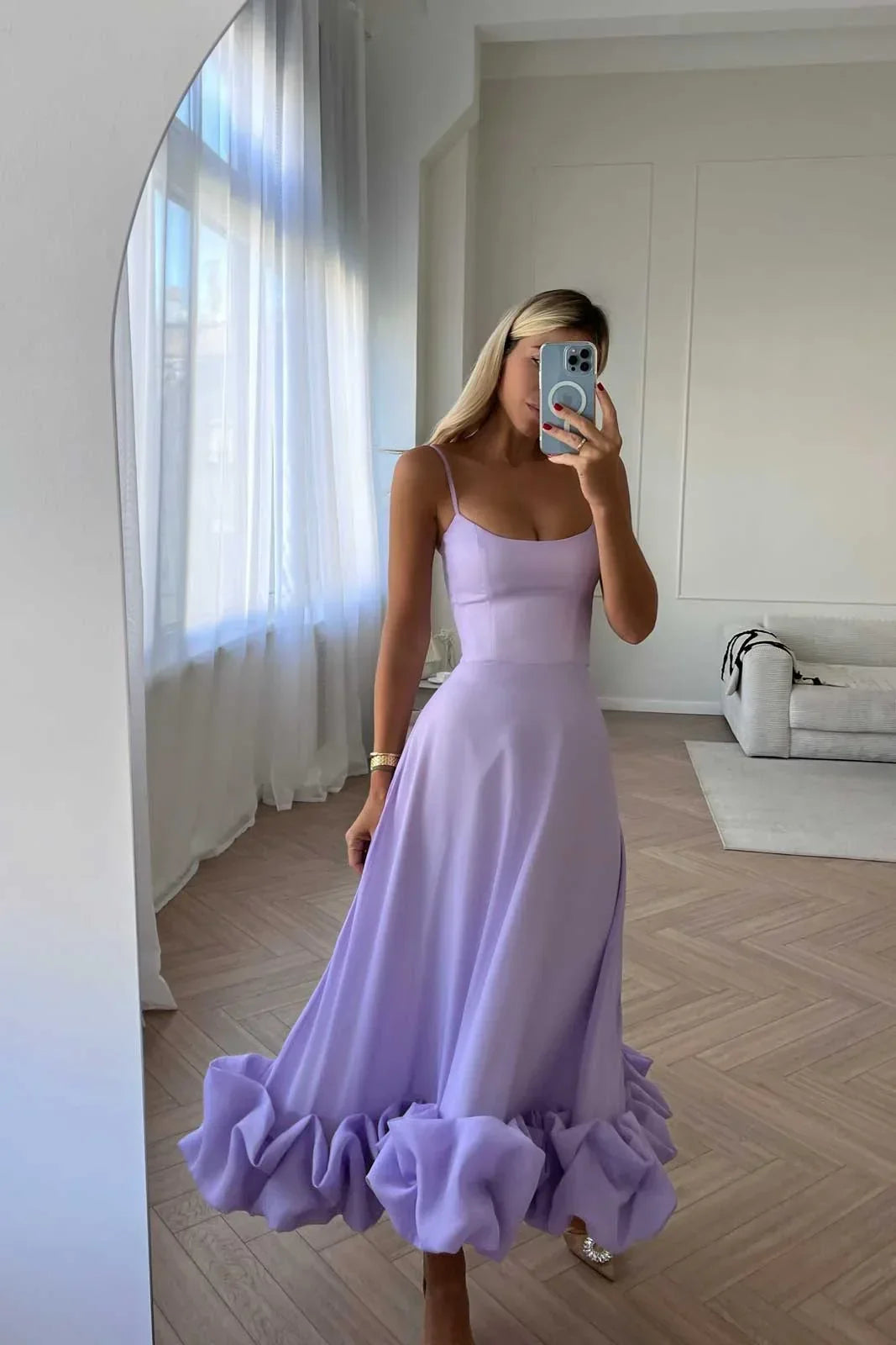 Abito midi da donna senza maniche con volant