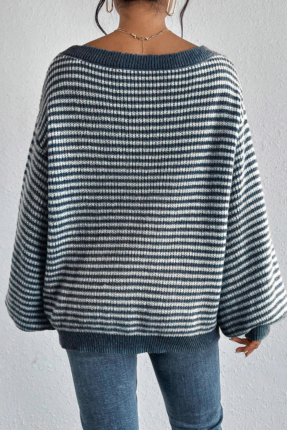 Maglione da donna in maglia a righe con scollo a spalle scoperte