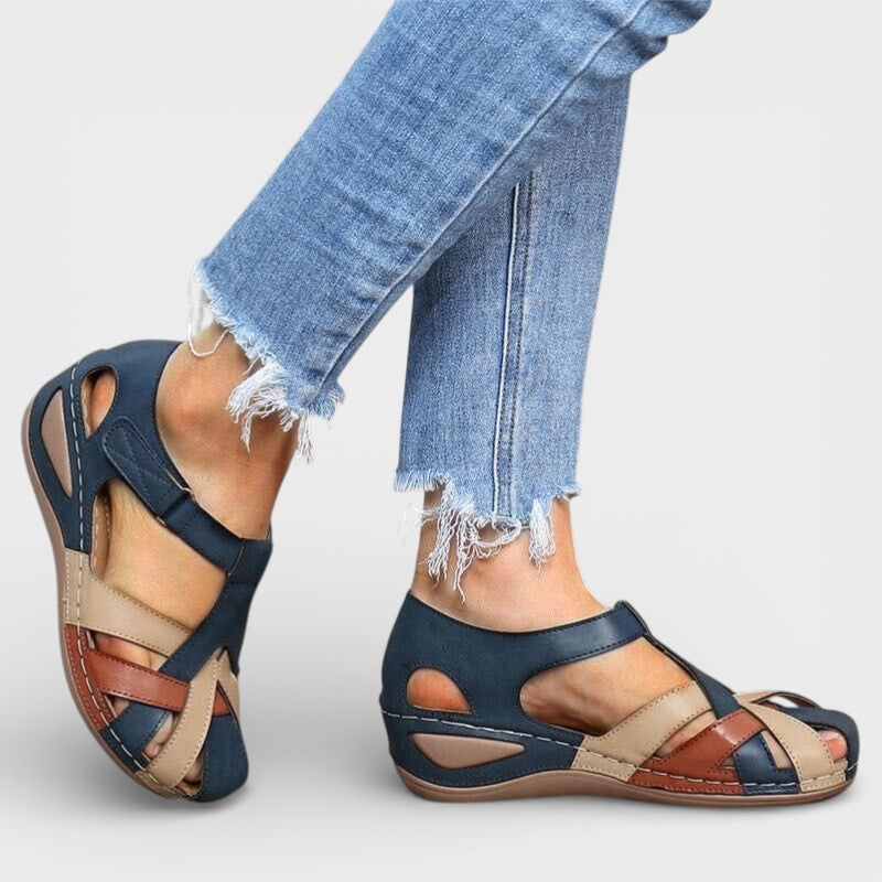 Sandali da donna multicolore con fascette incrociate e punta chiusa
