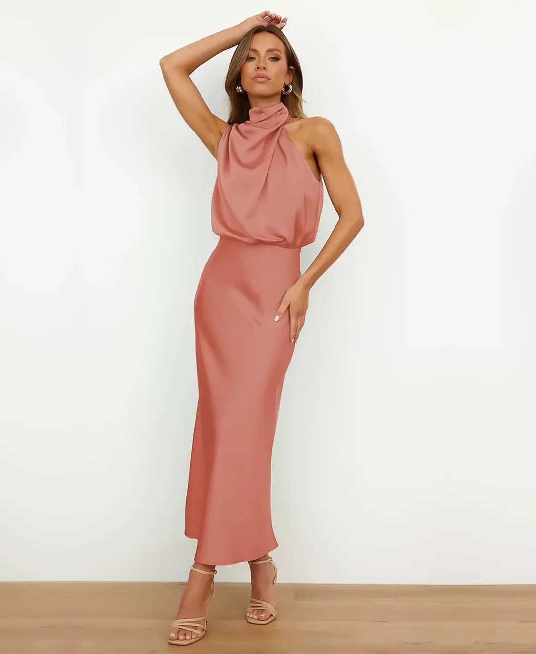 Sophie - Robe midi élégante en satin à dos nu