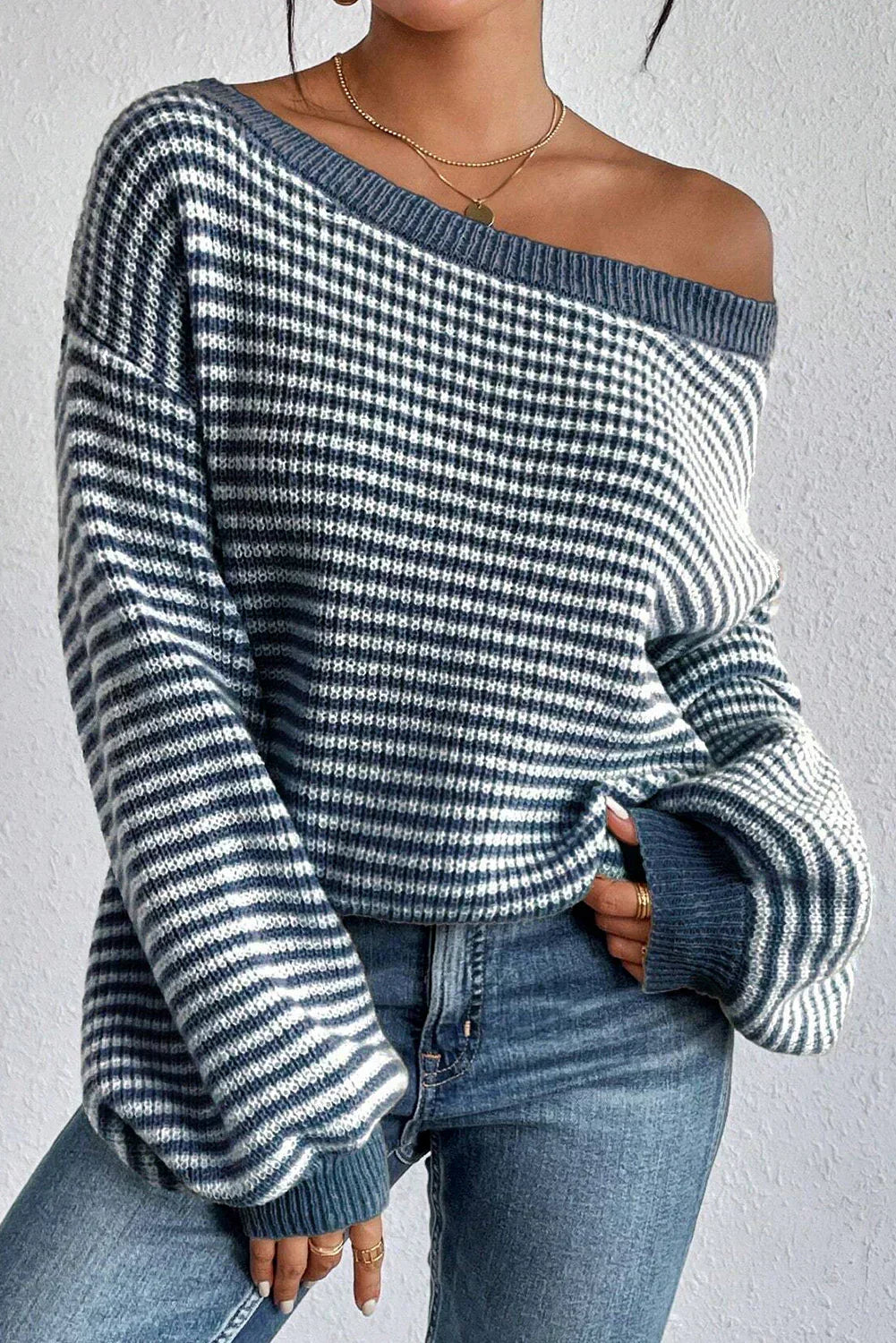 Maglione da donna in maglia a righe con scollo a spalle scoperte