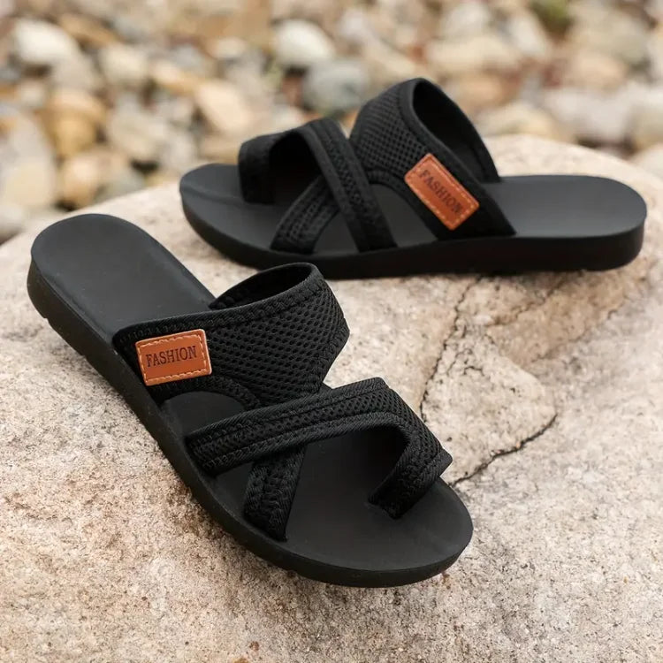 Sandales pour femme à brides croisées entre les orteils et dessus en mesh