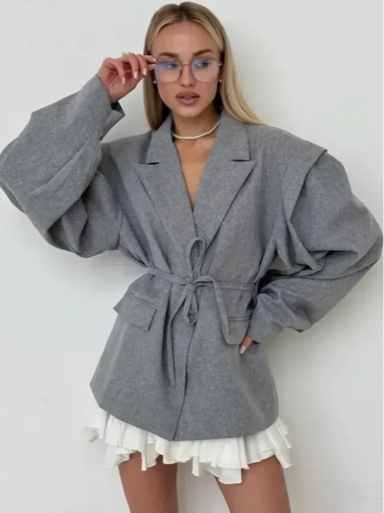 Blazer da donna con allacciatura e spalline imbottite