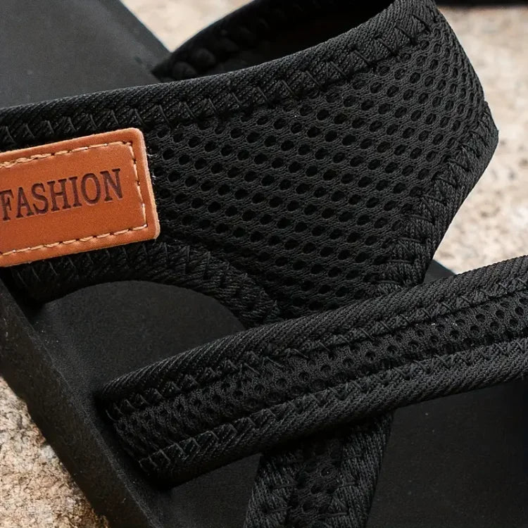 Sandales pour femme à brides croisées entre les orteils et dessus en mesh