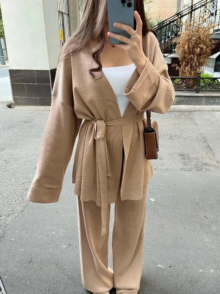 Gwendolyn - Women's Two-Piece Set in Knit with Tie Belt - photo 1