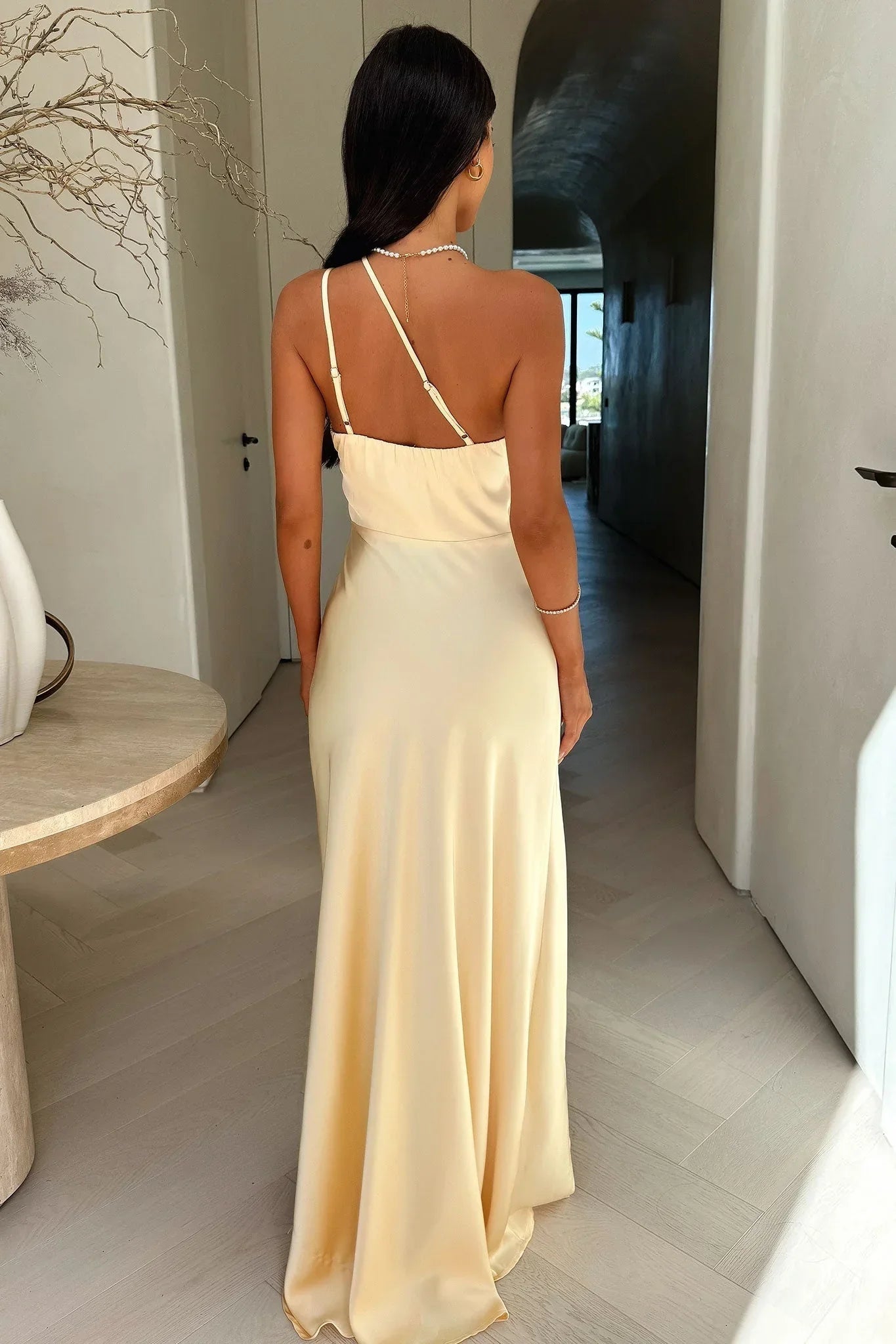 Ambre - Abito maxi con spacco asimmetrico da donna in beige