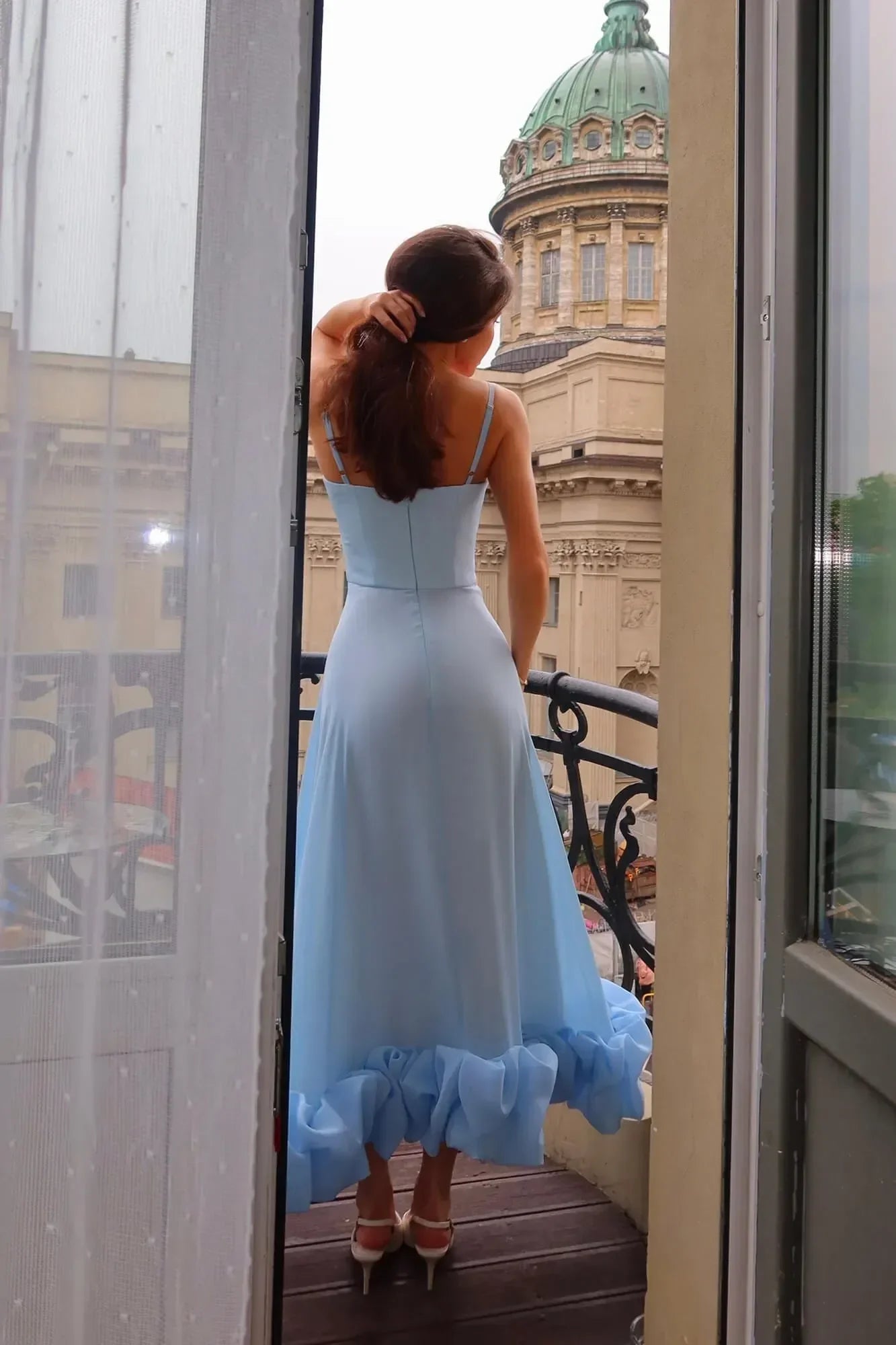 Abito midi da donna senza maniche con volant