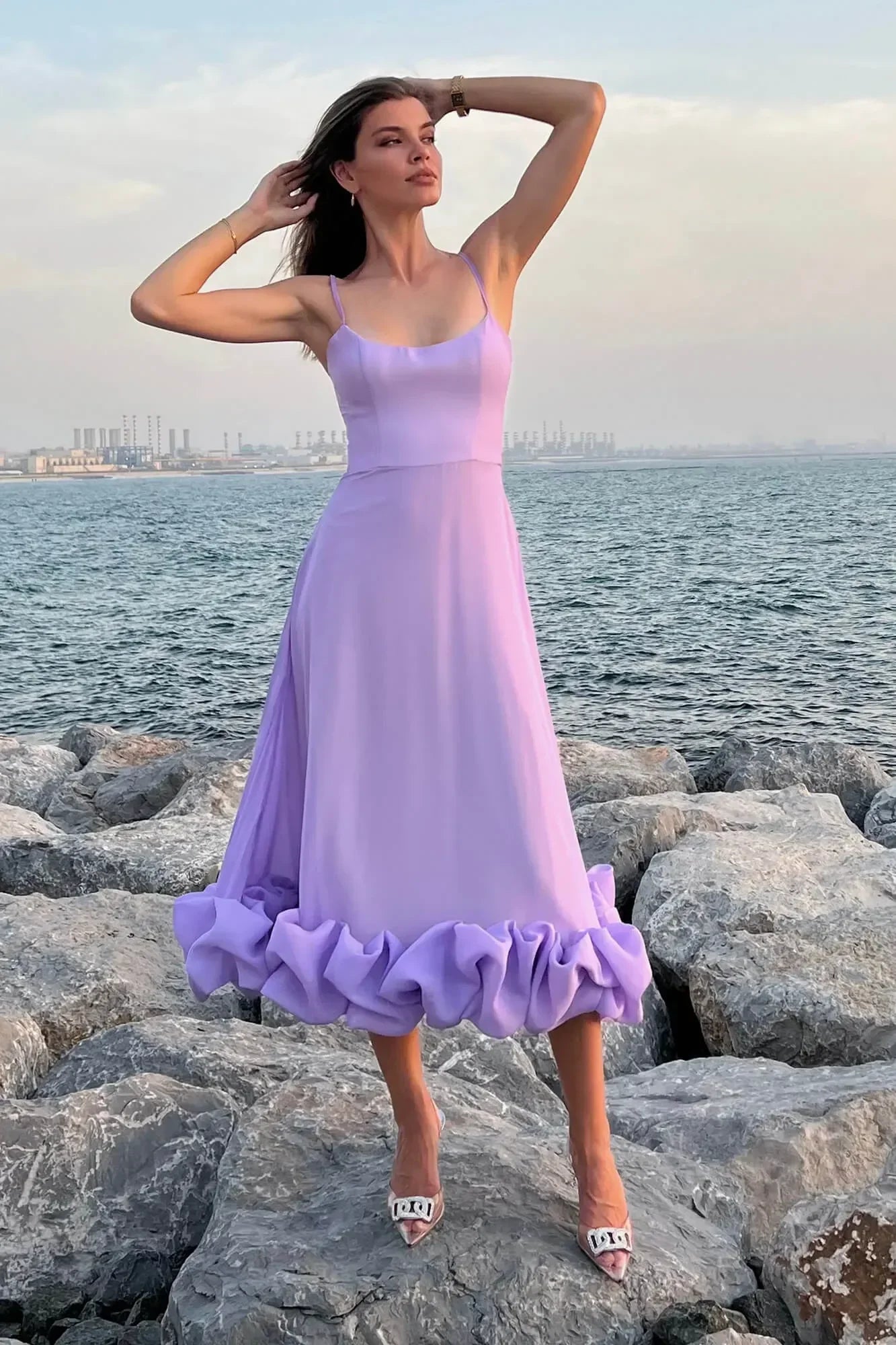 Abito midi da donna senza maniche con volant